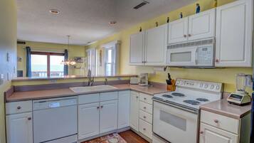 Réfrigérateur, four à micro-ondes, un four, surface de cuisson