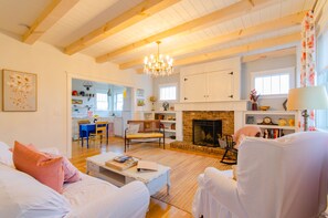 TV connectée, cheminée, livres, chaîne hi-fi