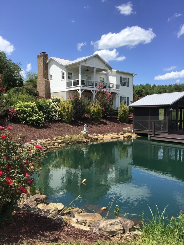 Private Pond!! Drink in the Beauty! Hiraeth Hill Cottage. Asheville