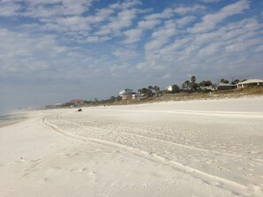 Playa en los alrededores, camastros y toallas de playa 