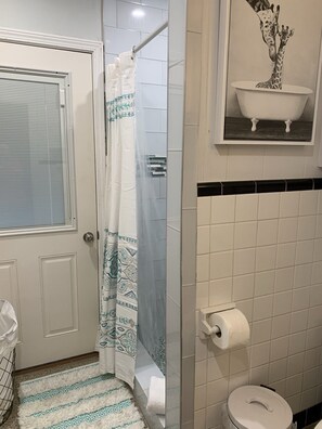 Dusche, Haartrockner, Handtücher, Toilettenpapier