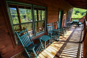 Terrace/patio - Spacious Log Cabin With Hot Tub (Vilas)