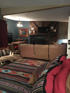 Smart TV, fireplace, DVD player, table tennis - Cozy Condo (1/2 Mile From Ski Apache Turn Off) (Alto)