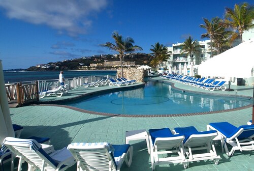 Steps from the beach- Luxe Condo-Coral Beach Club@ Dawn Beach; Two Resort Access