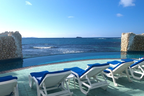 Guests enjoy constant windward breezes at the ocean-facing pool.
Just perfect!