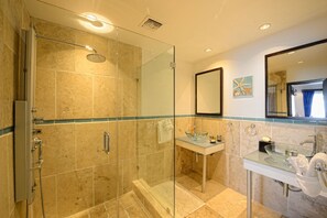 Een douche, een haardroger, handdoeken, zeep