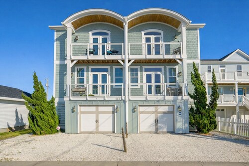 Luxury Home Great Ocean Views, Pool, Elevator,45 Steps to beach