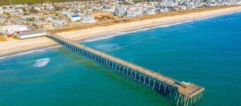 Luxury Home Great Ocean Views, Pool, Elevator,45 Steps to beach