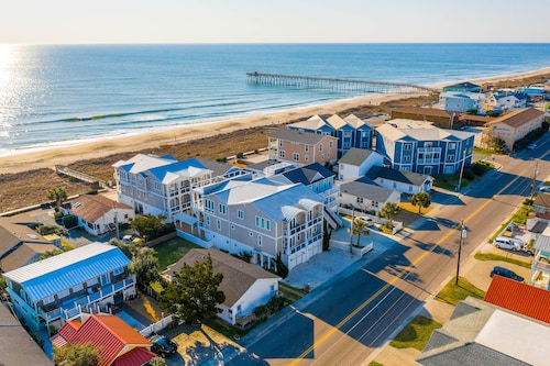 Luxury Home Great Ocean Views, Pool, Elevator,45 Steps to beach