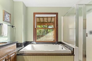 Combined shower/tub, jetted tub, towels