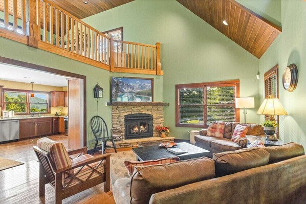 Smart TV, chimenea, libros