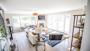 TV connectée, lecteur de DVD, livres