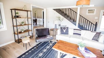 TV connectée, lecteur de DVD, livres