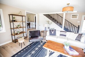 TV connectée, lecteur de DVD, livres