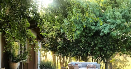 Vineyard Views, Ideal westside location near Wineries & downtown Chic 2bed/2bth