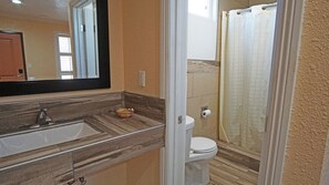 Douche, articles de toilette gratuits, serviettes fournies
