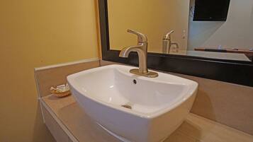 Shower, free toiletries, towels