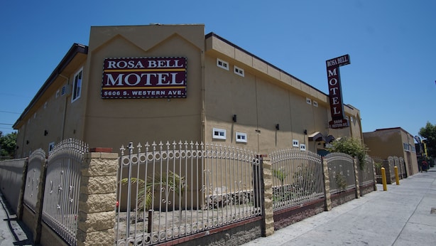 Un motel avec une enseigne indiquant : « Rosa Bell Motel, 5606, avenue South Western ».