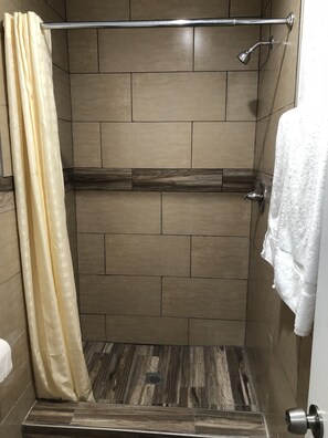 Habitación, 1 cama de matrimonio, fumadores | Baño | Ducha, artículos de higiene personal gratuitos y toallas