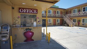 Interior entrance - Rosa Bell Motel - Los Angeles (Los Angeles)