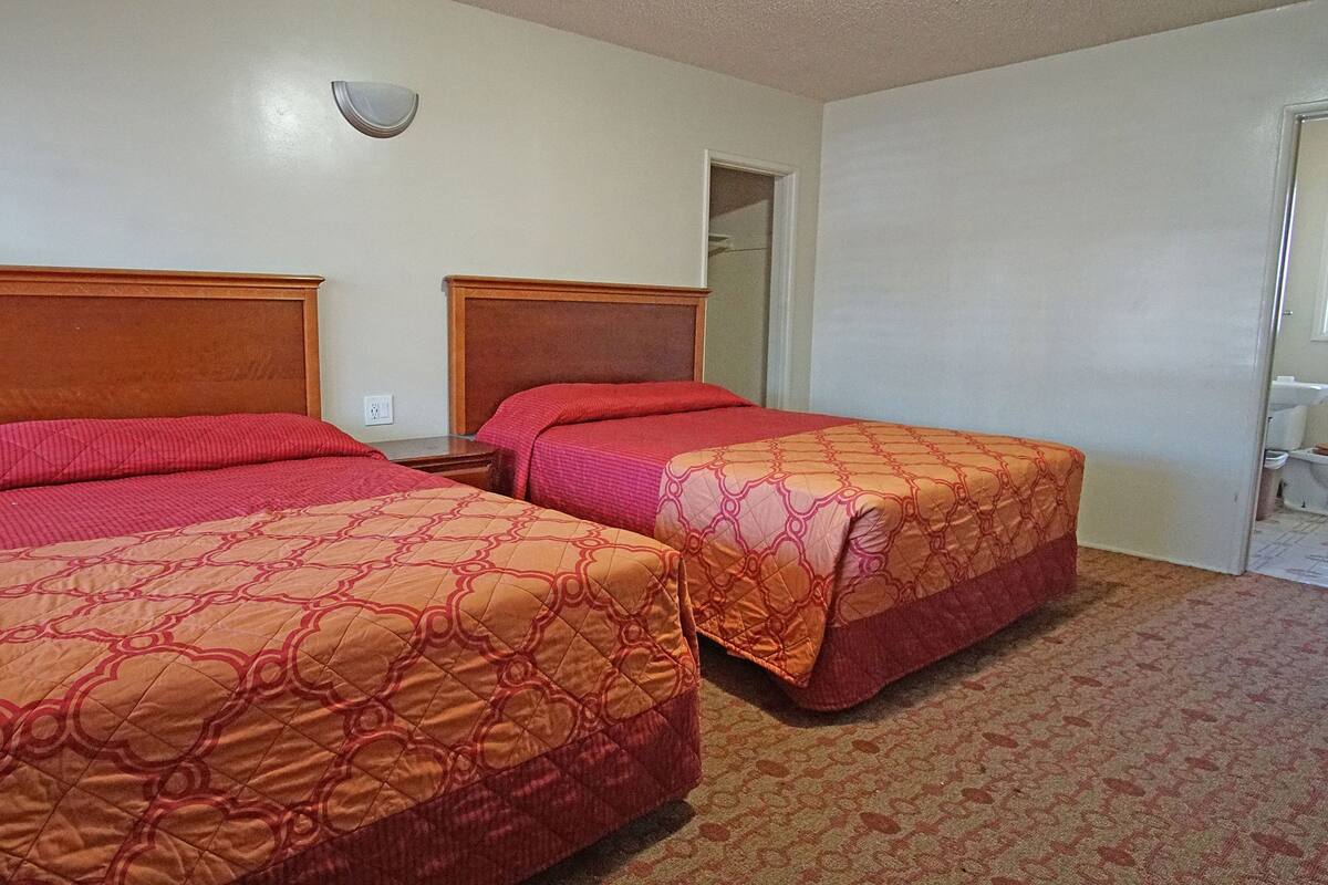 2 Queen Beds -  Non-Smoking