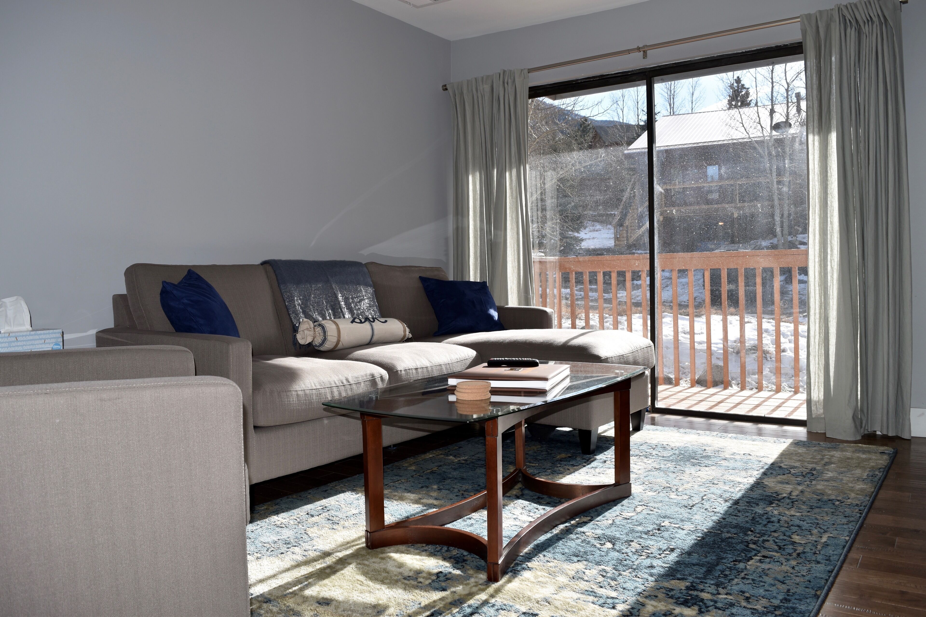 Nouveau Ski Condo: sleeps 4 in two bedrooms just steps from the Georgetown Lake