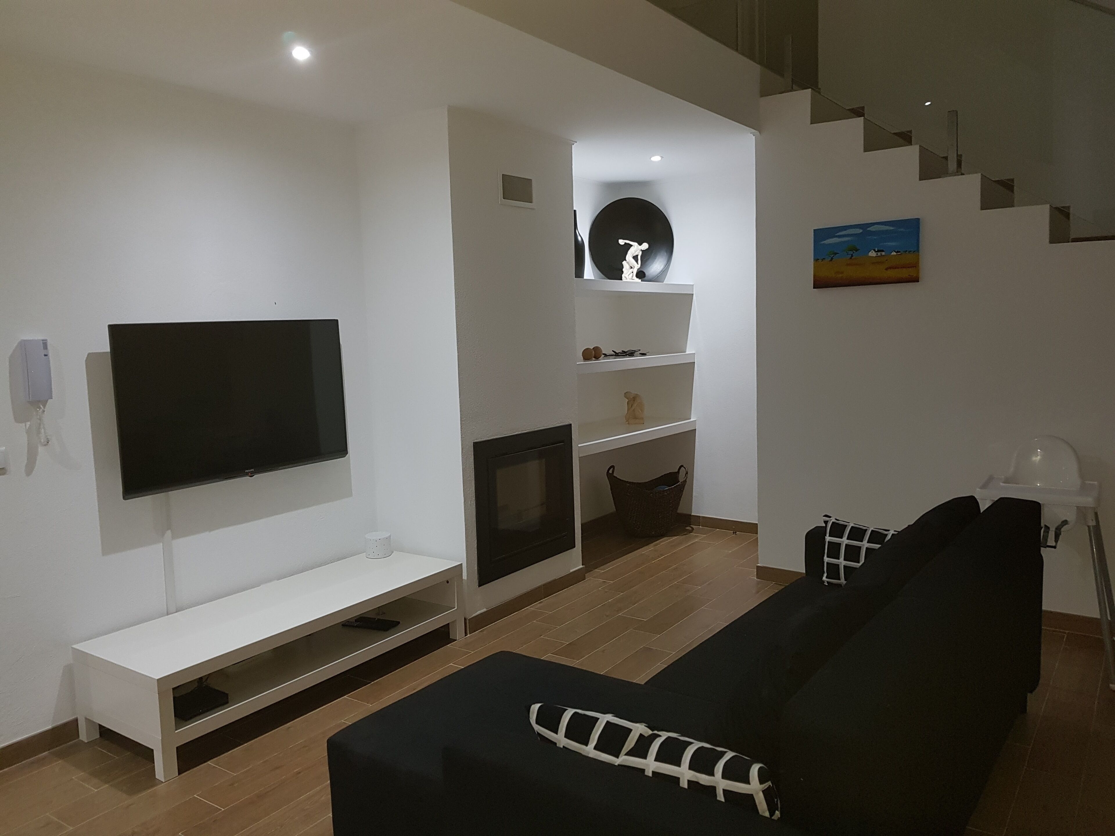 TV connectée, cheminée, jeux vidéo, livres