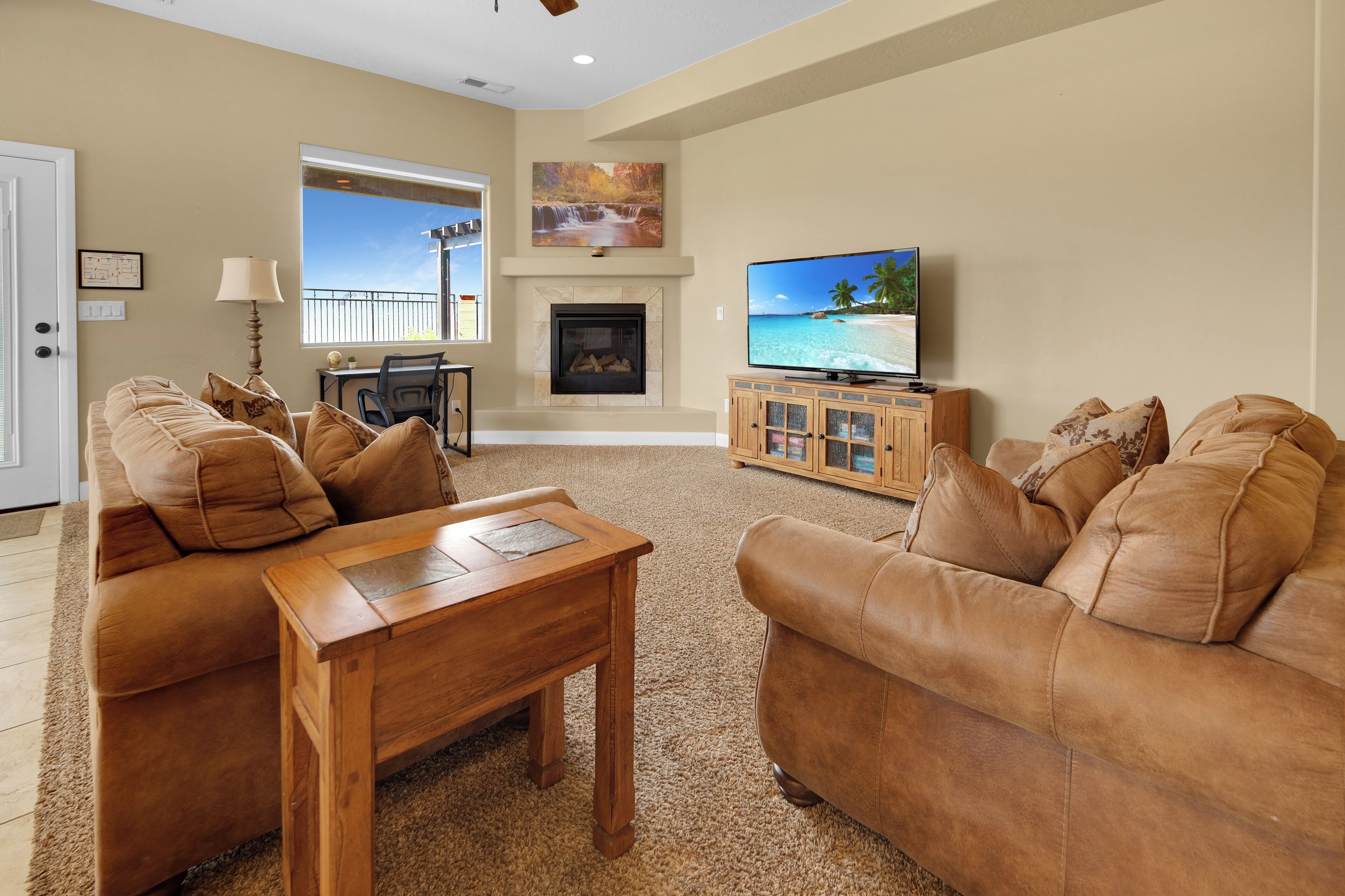 Una Smart TV, una chimenea, una oficina