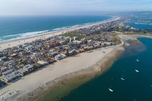 Beach nearby, sun loungers, beach towels - A/C and 3 balconies to enjoy the sun. Beach gear and Traeger included (San Diego)