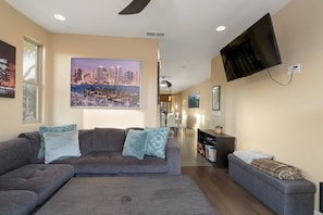TV, fireplace, offices, printers - A/C and 3 balconies to enjoy the sun. Beach gear and Traeger included (San Diego)