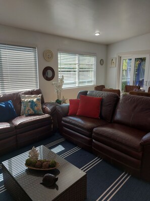 TV - Private Home great single story home. Plenty of space for the family. (San Diego)