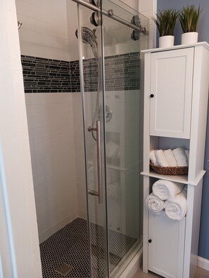 Duschwanne, Haartrockner, Handtücher, Shampoo