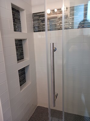 Bañera con ducha, secador de pelo, toallas, shampoo