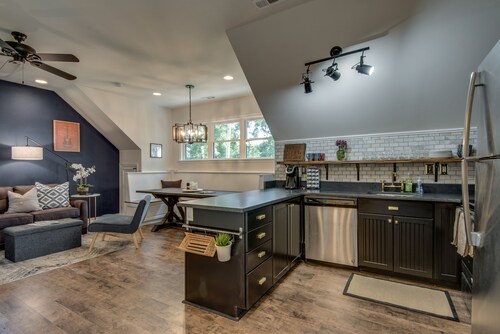 Super trendikäs East Nashville-sviitti DOWNTOWN! 