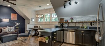 Super trendy East Nashville Suite DOWNTOWN!!