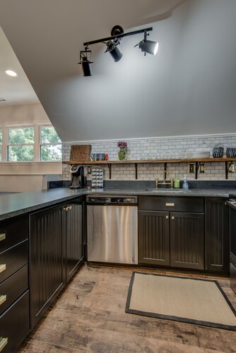 Super trendy East Nashville Suite DOWNTOWN!!