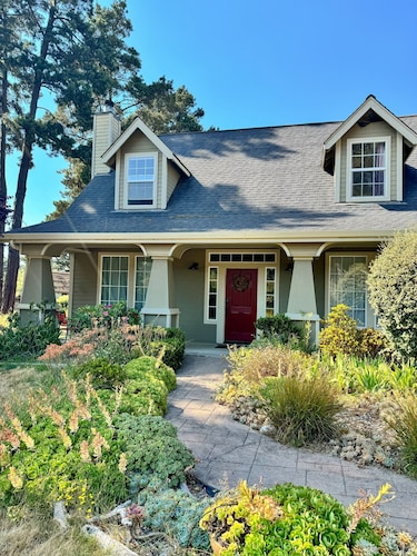 Charming craftsman home on 1.1 acres close to town and beautiful beaches 