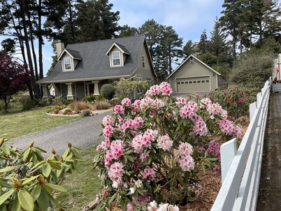 Charming craftsman home on 1.1 acres close to town and beautiful beaches 