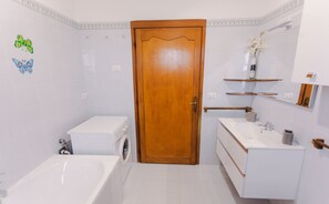 Dusche, Haartrockner, Handtücher