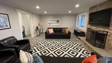 Smart TV, lareira, DVD player