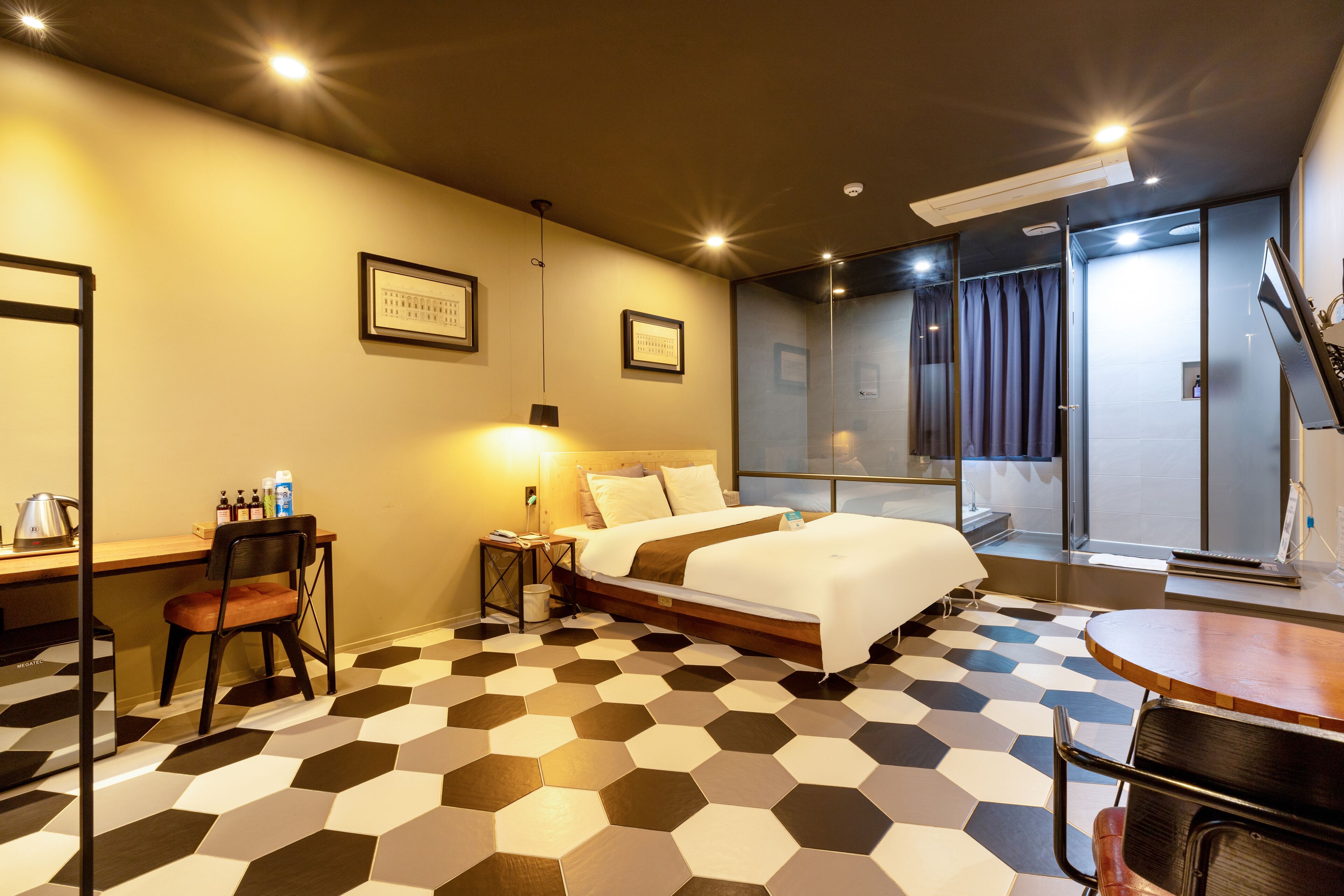 deluxe room, 1 king bed, non smoking | 1 bedroom, premium bedding, down duvets, memory-foam beds