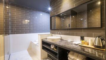 Deluxe Spa Room | Bathroom | Shower, rainfall showerhead, designer toiletries, hair dryer