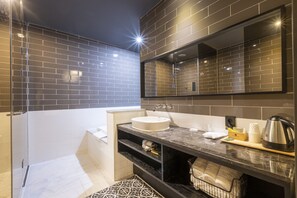 Deluxe Spa Room | Baño | Regadera, regadera tipo lluvia, amenidades de baño de diseñador 