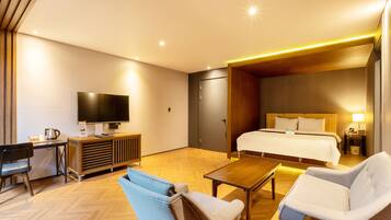 Svíta - 1 stórt tvíbreitt rúm | Stofa | 43-tommu flatskjársjónvarp með stafrænum rásum, sjónvarp, hituð gólf.