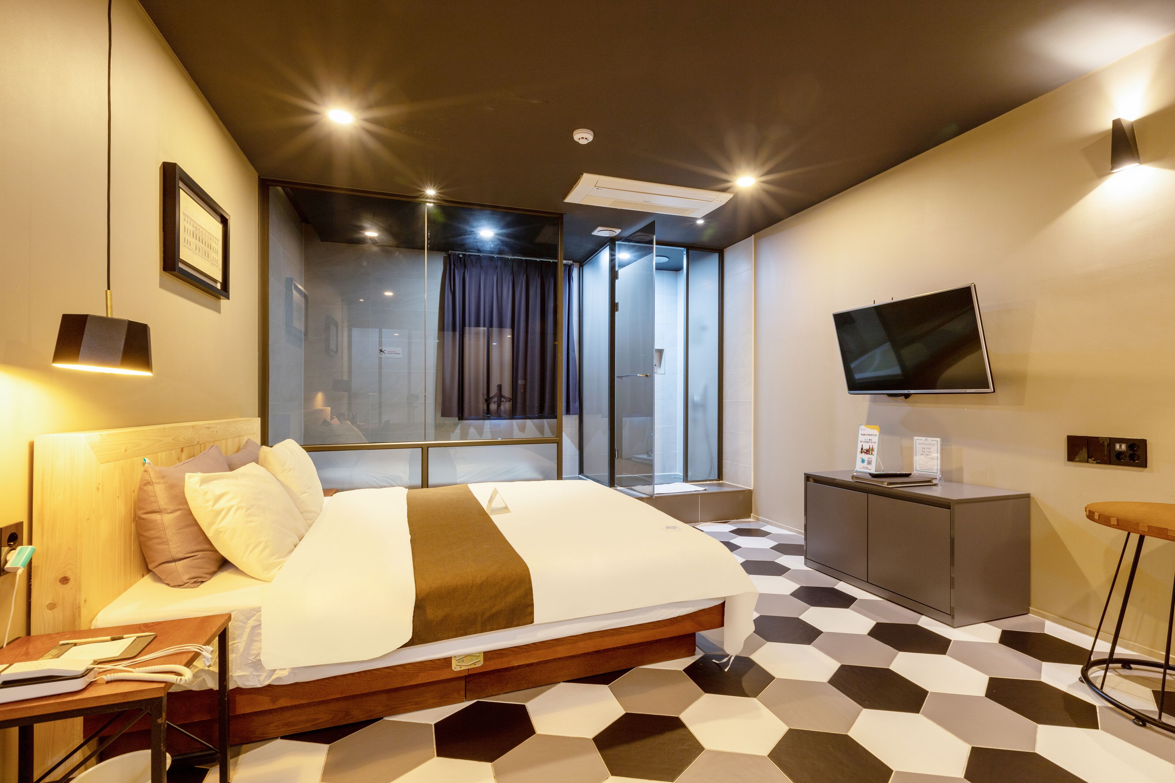 deluxe room, 1 king bed, non smoking | 1 bedroom, premium bedding, down duvets, memory-foam beds