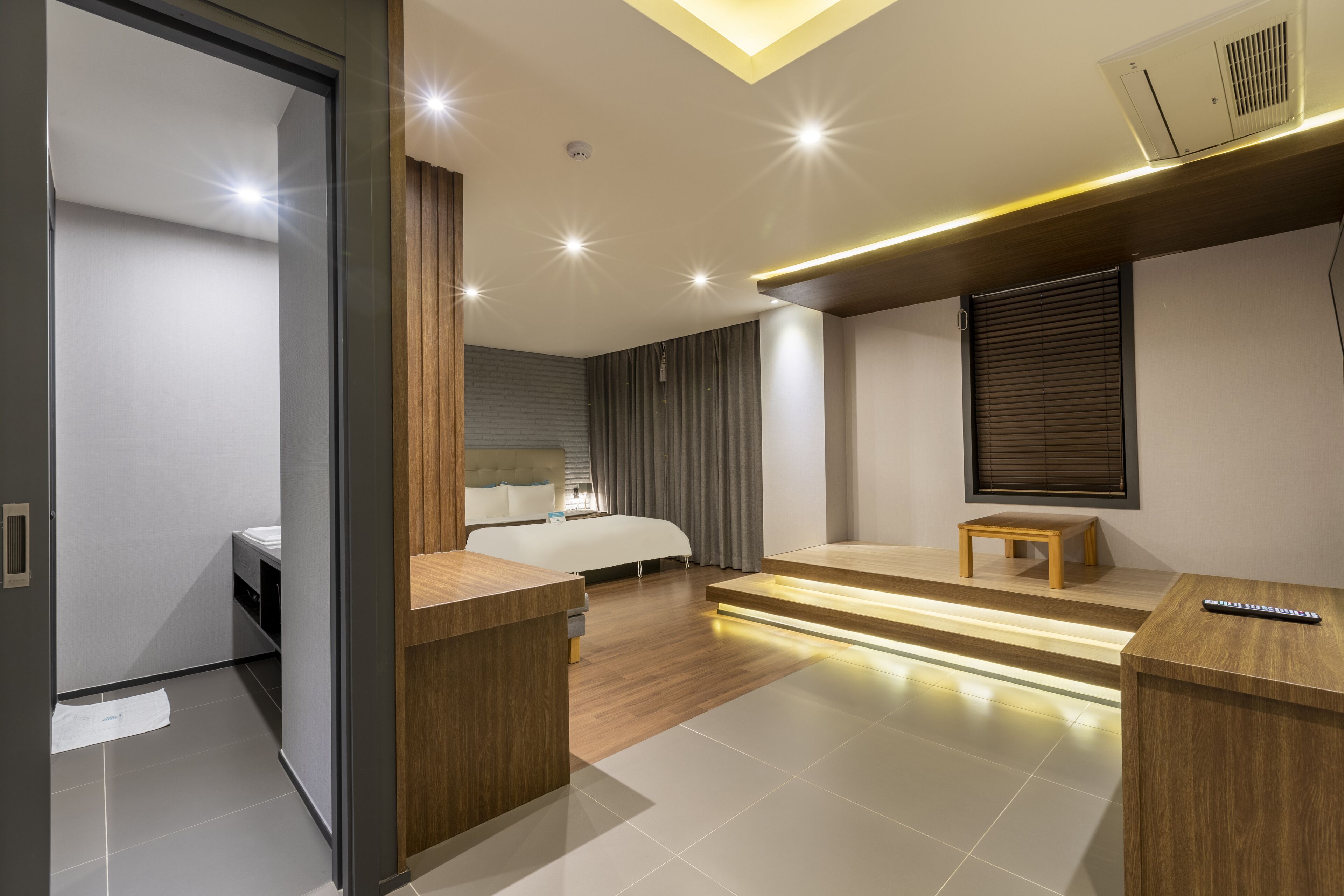 suite, 1 king bed | 1 bedroom, premium bedding, down duvets, memory-foam beds