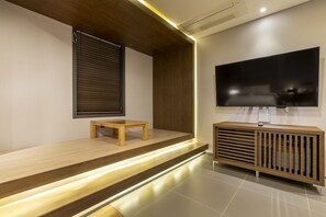 Suite, 1 très grand lit | Coin séjour