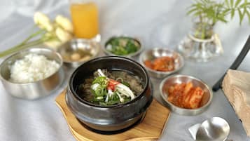 Kóreskur morgunverður daglega (10000 KRW á mann)