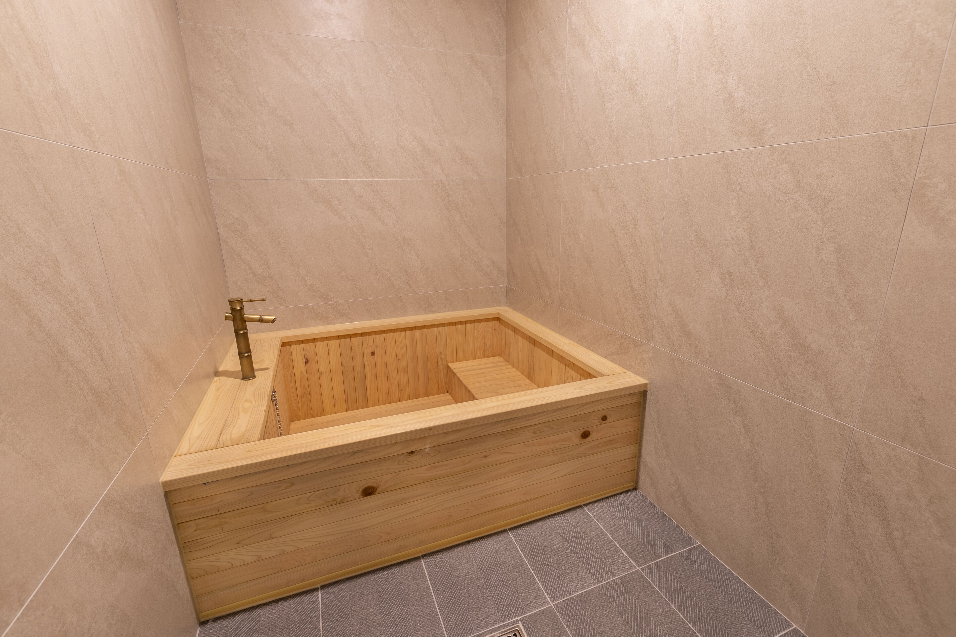 business suite (3 beds) | bathroom | shower, rainfall showerhead, designer toiletries, hair dryer