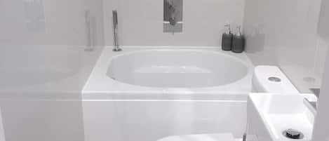 Combined shower/bathtub, hair dryer, towels, soap